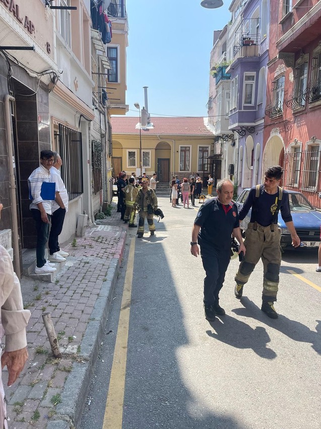 İstanbul'da 3 katlı binada çökme! Çevredeki binalar boşaltıldı - Resim: 1