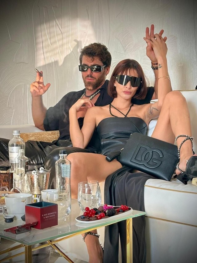 Tatil pozları olay oldu: Can Yaman, DJ sevgilisi Sara Bluma'yı sırtında taşıdı - Resim: 1