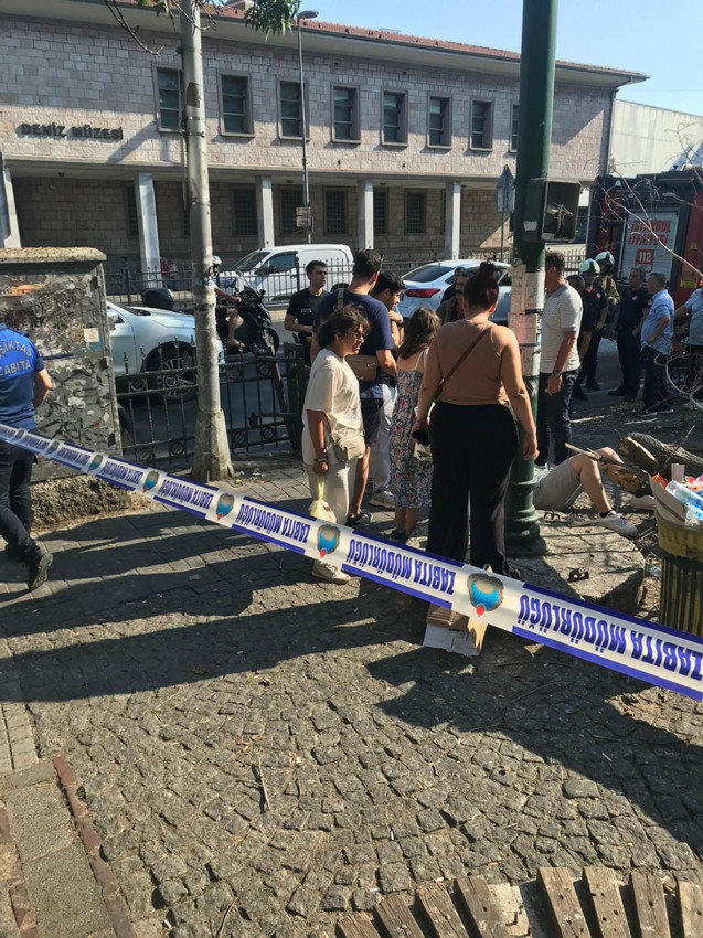 İstanbul'da yoldan geçenlerin üzerine ağaç devrildi: Yaralılar var - Resim: 1