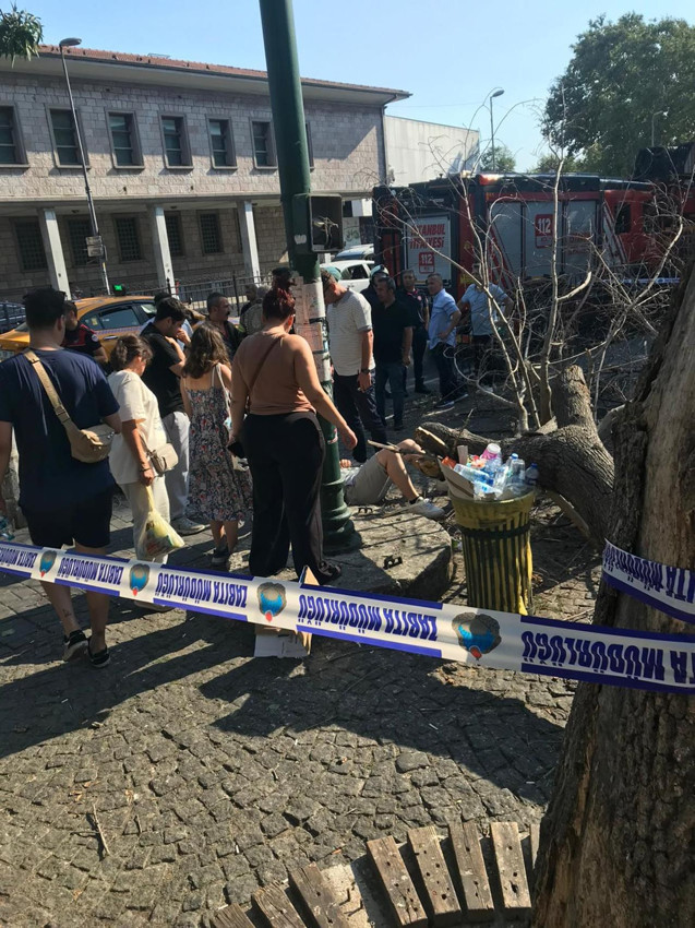 İstanbul'da yoldan geçenlerin üzerine ağaç devrildi: Yaralılar var - Resim: 3