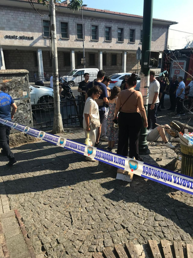 İstanbul'da yoldan geçenlerin üzerine ağaç devrildi: Yaralılar var - Resim: 2