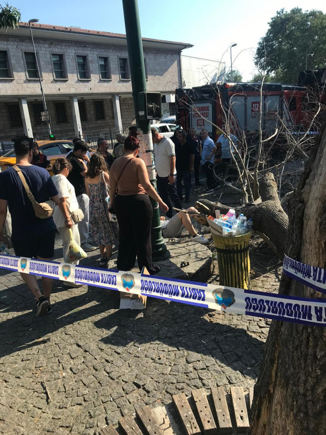 İstanbul'da yoldan geçenlerin üzerine ağaç devrildi: Yaralılar var - Resim: 4