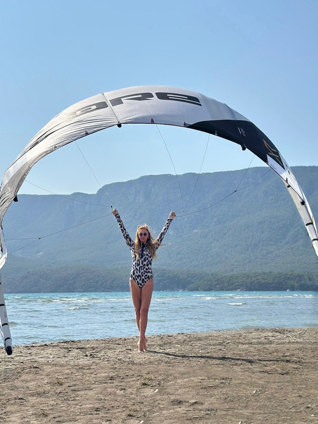 Pınar Altuğ'dan yıllar sonra gelen itiraf: Sette bir anda içeri girip dudaklarımdan öptü - Resim: 2