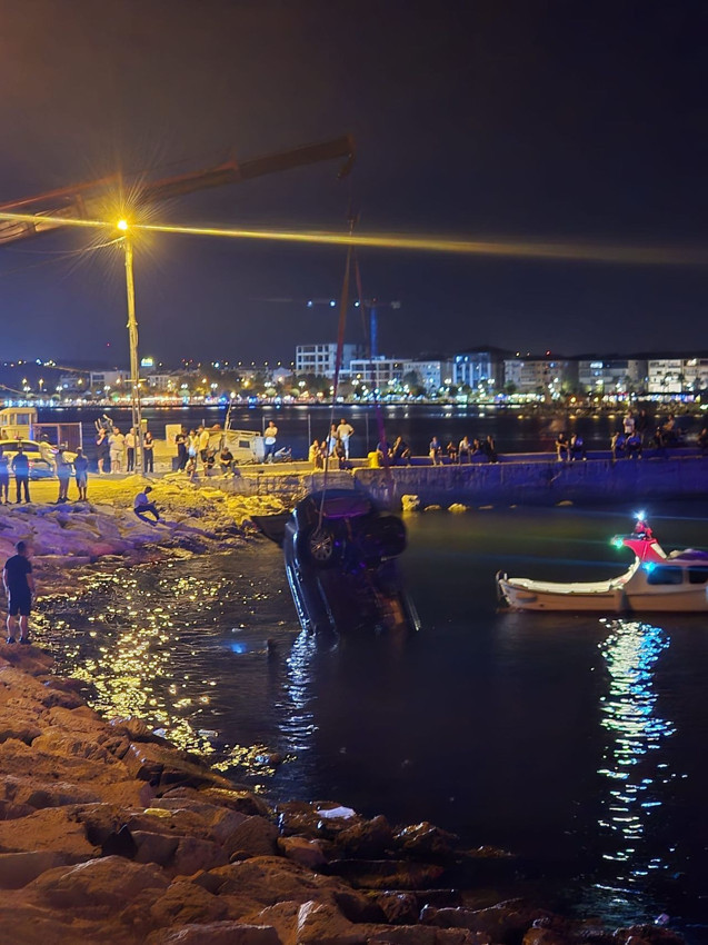 Otomobil denize düştü; içindeki kişi son anda kurtuldu - Resim: 1