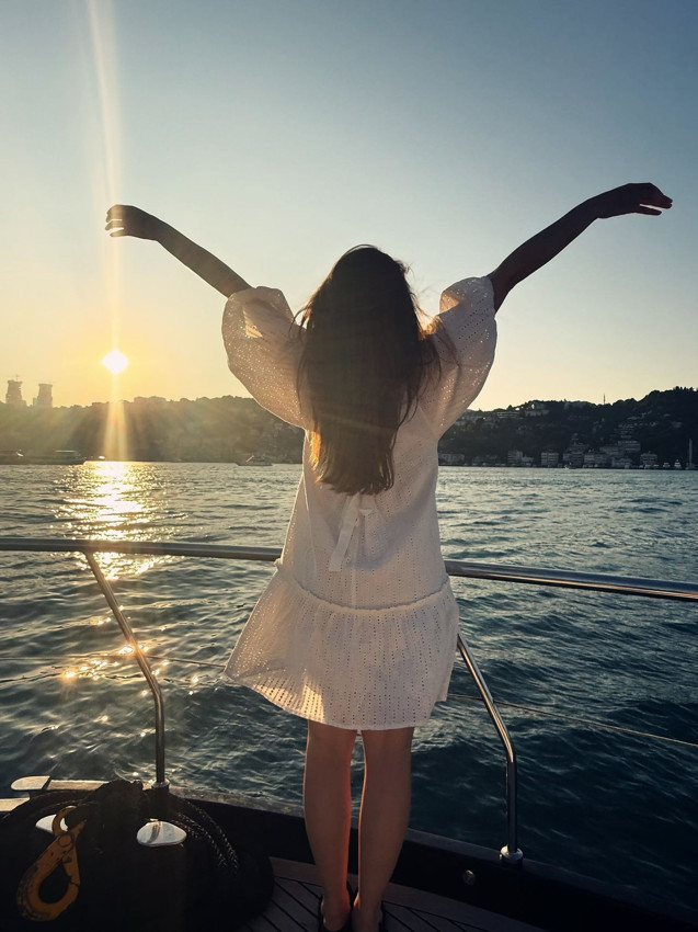 Burcu Özbek'ten ''çok kilo aldın'' diyenlere önce sözle, şimdi de fotoğraflarla rest - Resim: 2