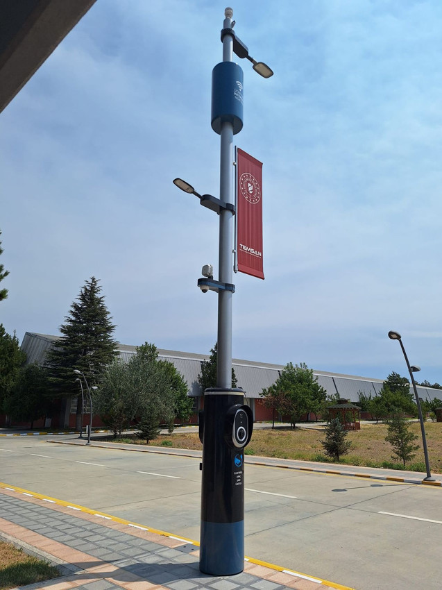 Sokak aydınlatmaları hem şarj istasyonu hem de internet noktası oluyor - Resim: 2