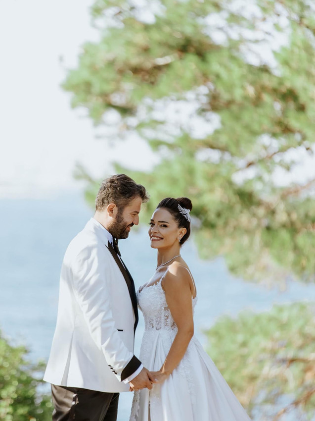 Güzel oyuncu, yönetmen sevgilisi ile nikah masasına oturdu - Resim: 2