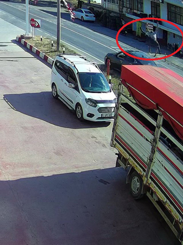 Alkollü sürücünün çarptığı yayanın mucizevi kurtuluşu kamerada - Resim: 1