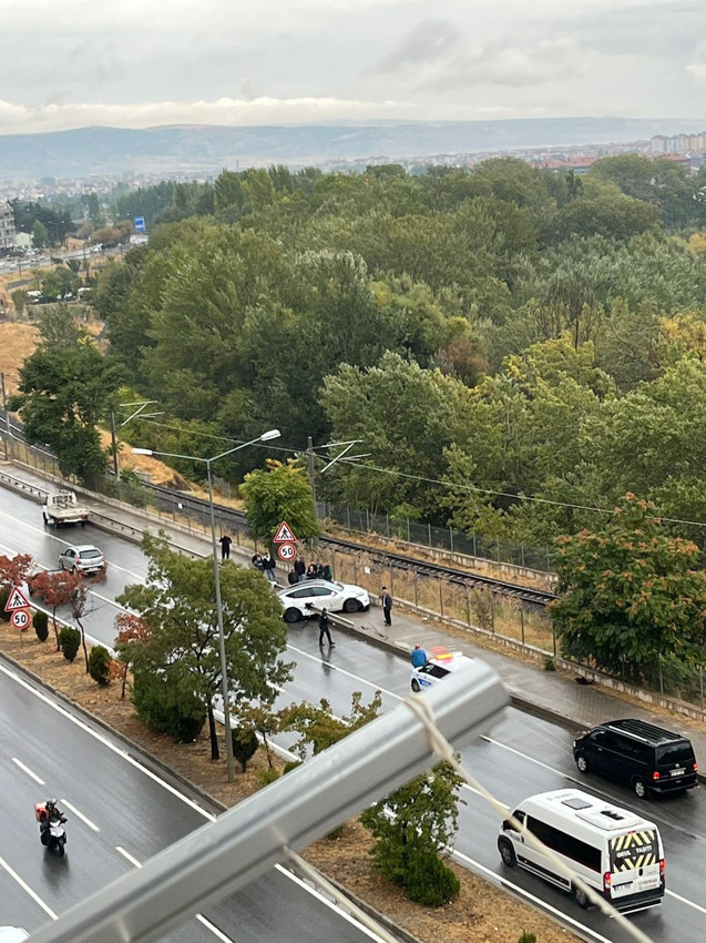 Kontrolden çıkan Tesla bariyere saplandı - Resim: 4