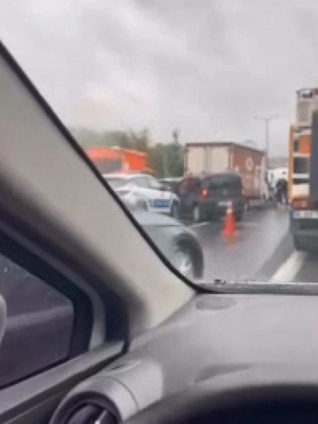 İstanbul'da akılalmaz olay! Zincirleme kazayı görüntülerken kadına çarptı - Resim: 2