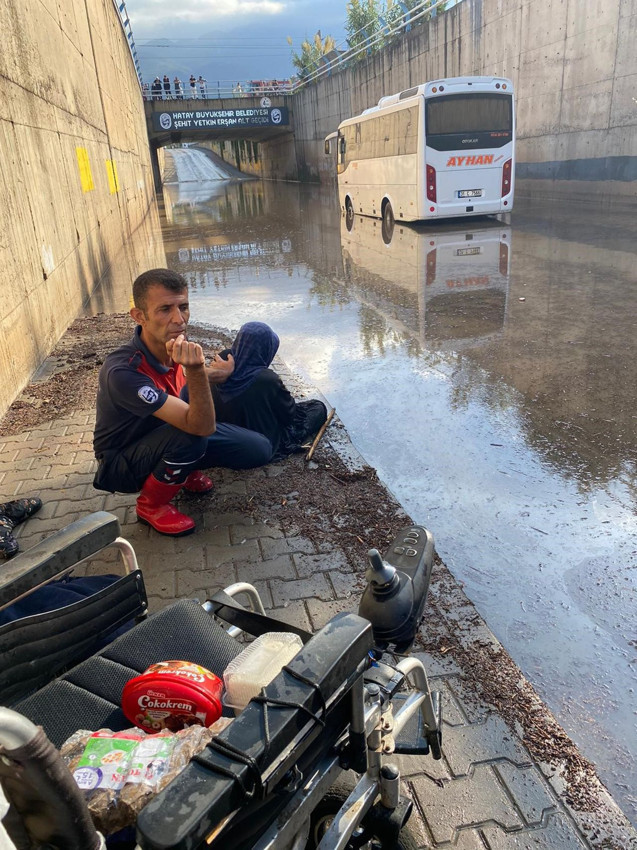 Sular yükseldi, engelli yaşlı kadın alt geçitte ölümle burun buruna geldi - Resim: 4