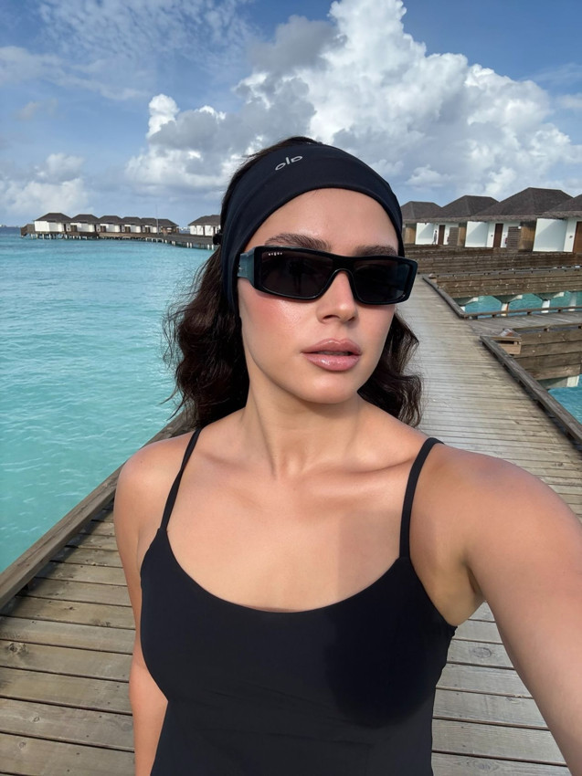 Survivor Ayşe Yüksel'in başörtülü ve dekolteli peşpeşe pozları tepki çekti - Resim: 3