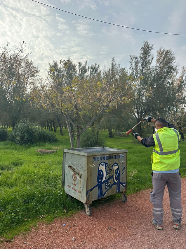 Ege'nin incisinde karasinek istilası: Çöp krizi İzmir'de yaşamı alt üst etti! - Resim: 3