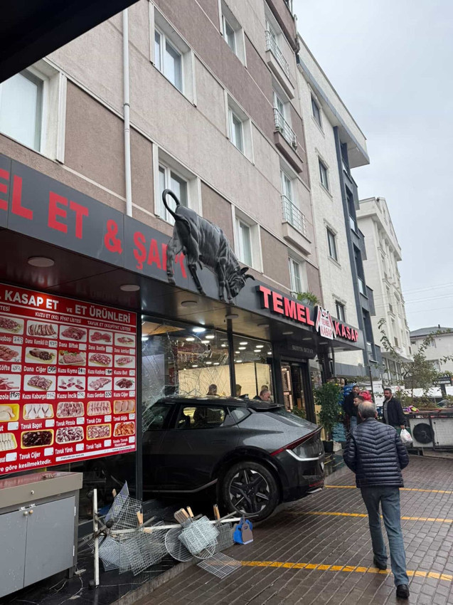 Kontrolden çıkan SUV tipi araç şarküteriye daldı: Kıl payı kurtuluş kamerada - Resim: 4