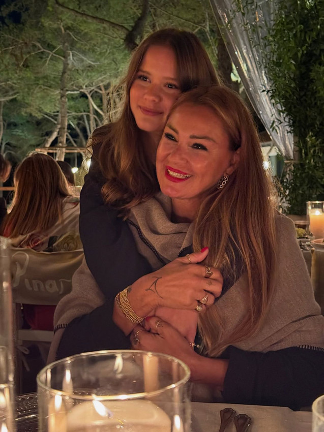 Pınar Altuğ hayranlarını 34 yıl önceye götürdü, gören ünlü ismi tanıyamadı! - Resim: 4