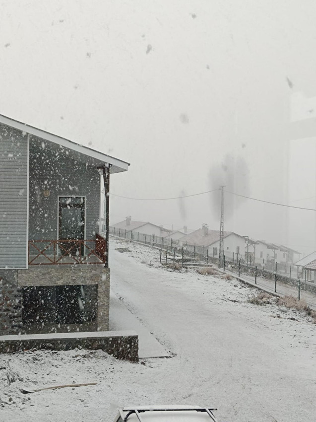 Ankara'da mevsimin ilk karı düştü: Lapa lapa kar yağdı - Resim: 1