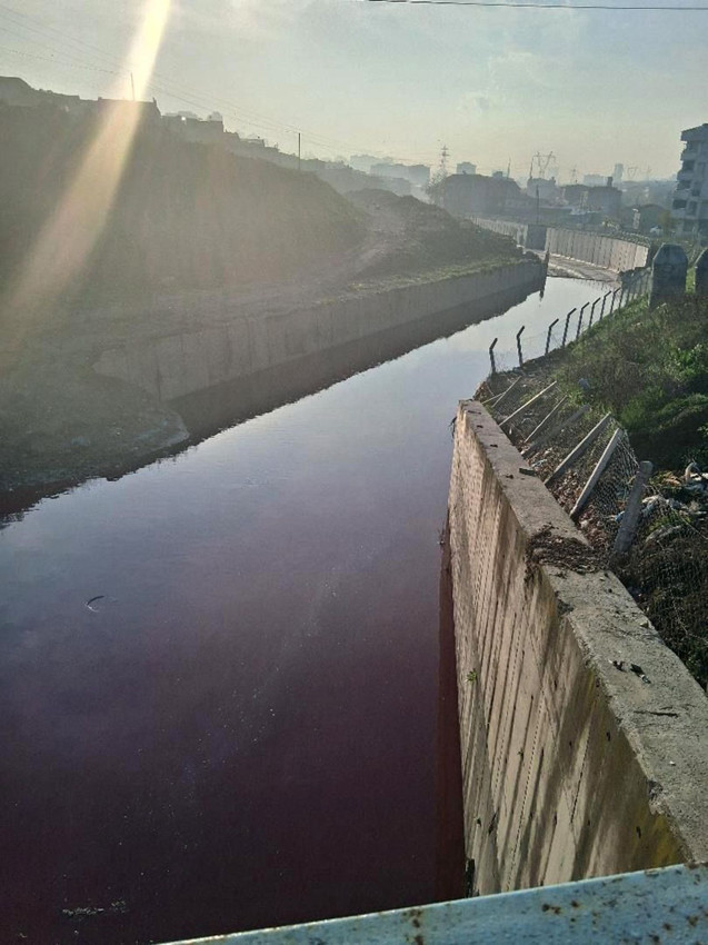 İstanbul'da şehrin ortasındaki derenin rengi kırmızıya döndü - Resim: 3