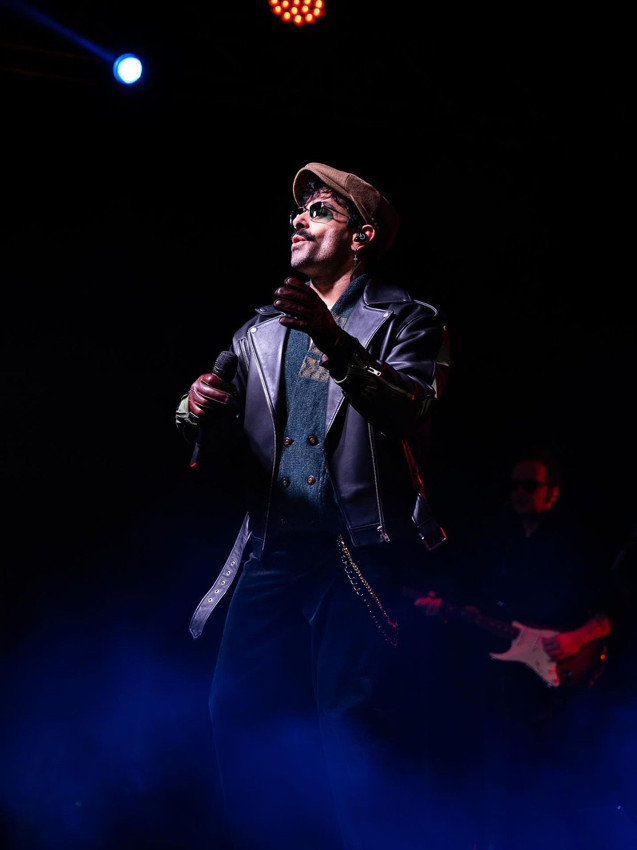 Ünlü şarkıcının sahnesinde olay: Eşine küfür ve hakaret edildi, ortalık karıştı - Resim: 2