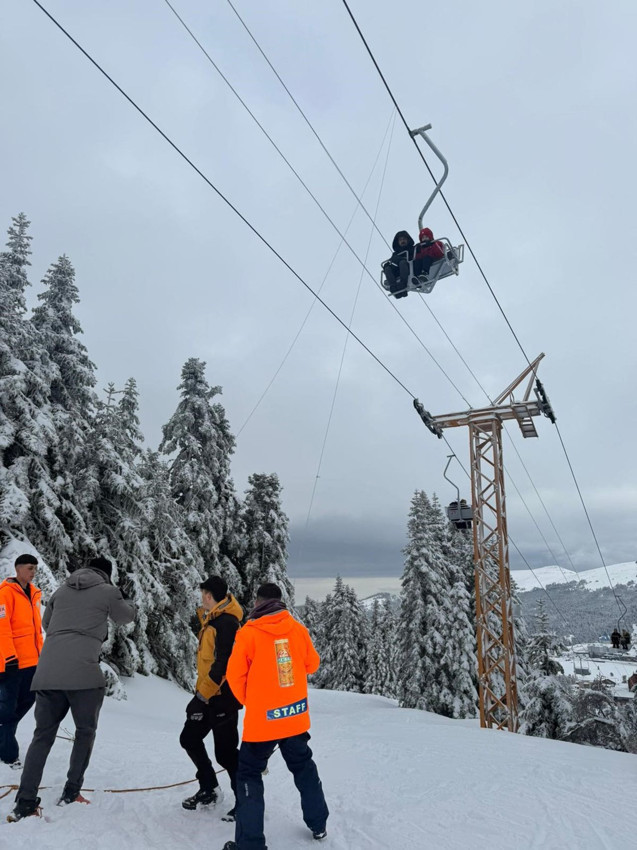 Beyaz cennet Uludağ'da kabus! Onlarca tatilci teleferikte mahsur kaldı! - Resim: 3