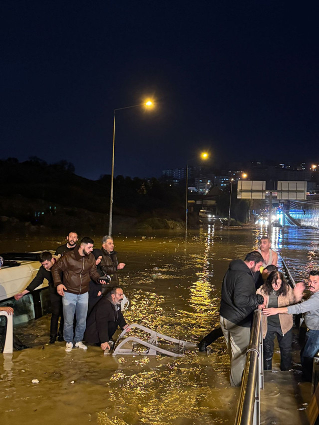 Yolcu minibüsü sulara gömüldü, 20 yolcu sona anda tahliye edilerek kurtarıldı - Resim: 4
