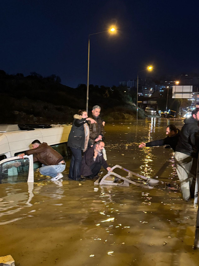 Yolcu minibüsü sulara gömüldü, 20 yolcu sona anda tahliye edilerek kurtarıldı - Resim: 1