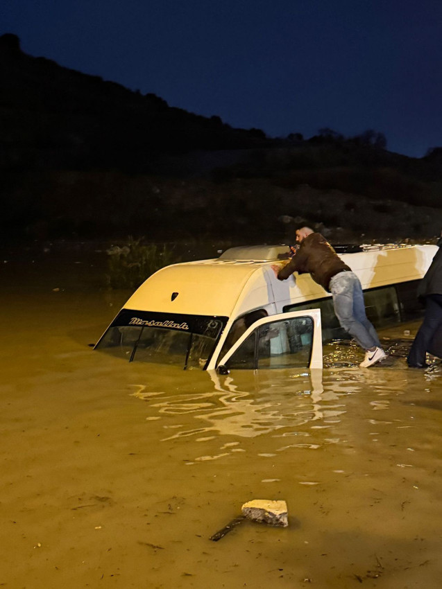 Yolcu minibüsü sulara gömüldü, 20 yolcu sona anda tahliye edilerek kurtarıldı - Resim: 2