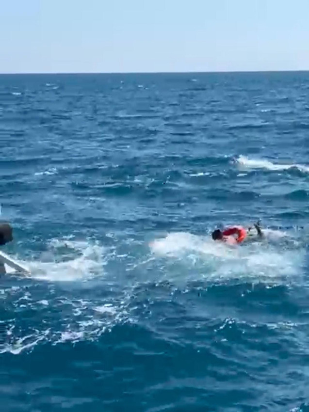 Denizin ortasında bir başına! Saatlerce kurtarılmayı bekledi - Resim: 2