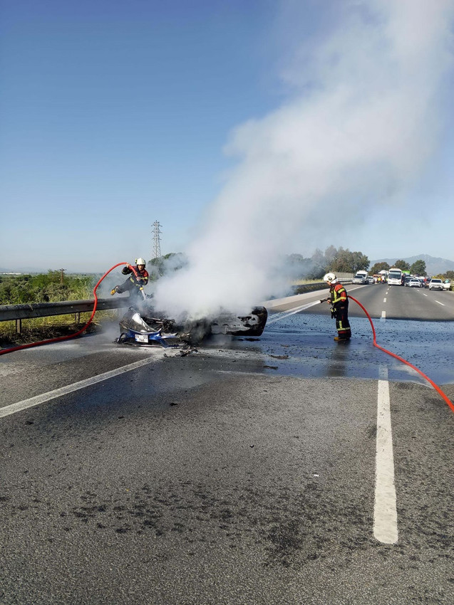 Otoyolda can pazarı: Seyir halindeki lüks spor otomobil alev topuna döndü! - Resim: 2