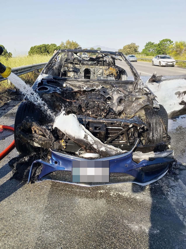 Otoyolda can pazarı: Seyir halindeki lüks spor otomobil alev topuna döndü! - Resim: 3