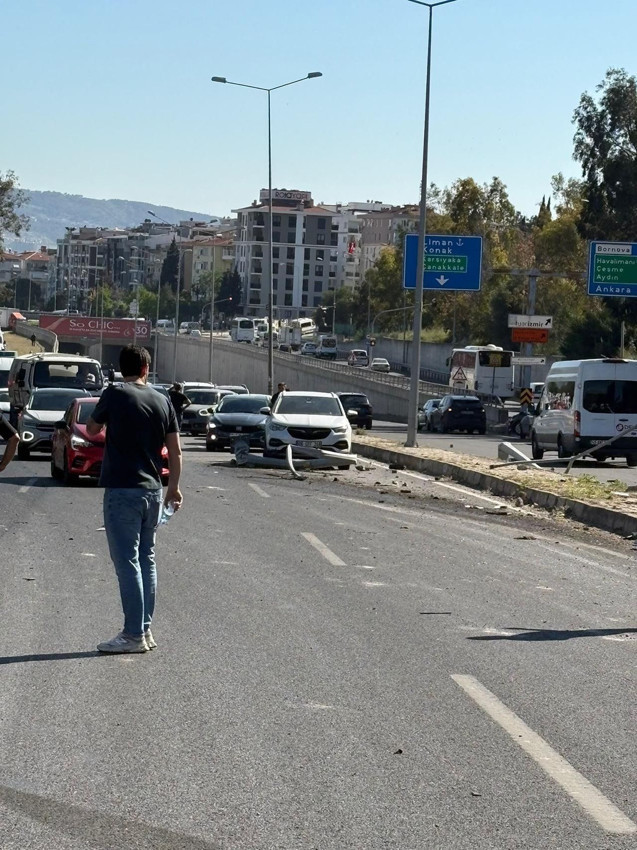 İzmir'de TIR dehşeti! Karşı şeride geçip araçlara çarptı: Ölü ve yaralılar var - Resim: 3