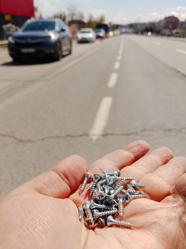 Yola saçılan vidalar trafiği felç etti: Araçlar yolda kaldı! - Resim: 4