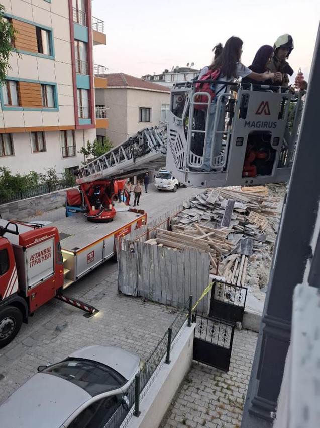 İstanbul'da korkutan göçük: Binada mahsur kalan 29 kişiyi itfaiye kurtardı - Resim: 2