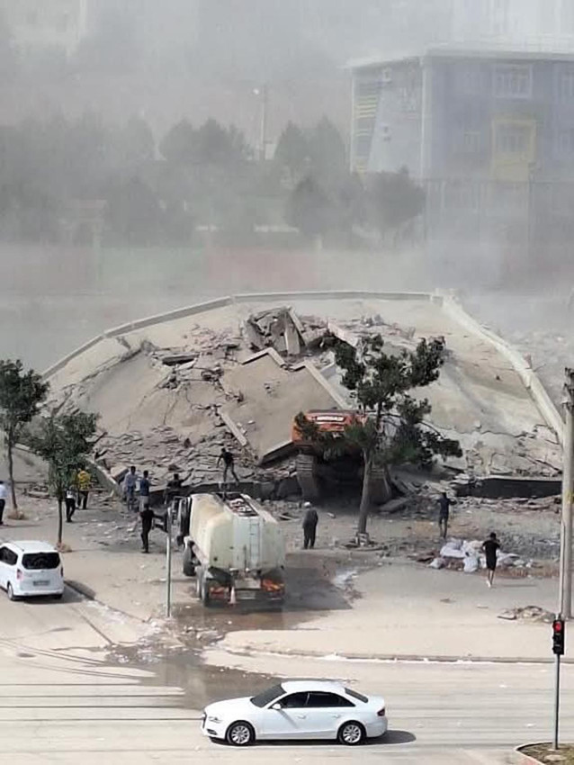 Yıktığı binanın altında kalan iş makinesi operatörü hayatını kaybetti - Resim: 2