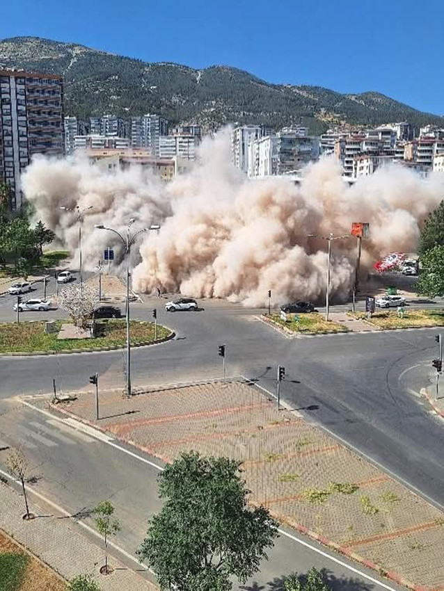 Yıktığı binanın altında kalan iş makinesi operatörü hayatını kaybetti - Resim: 4