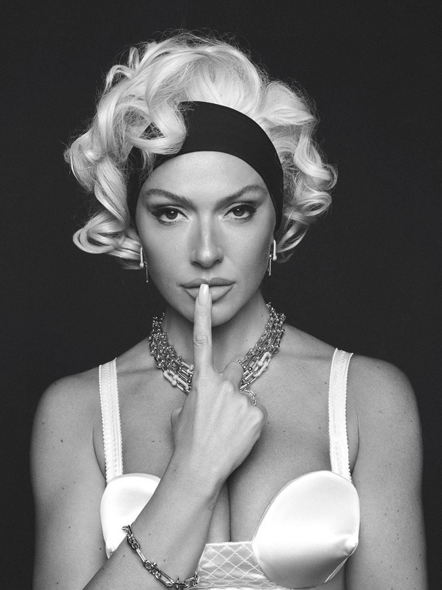 Hadise'nin iddialı Dolce&Gabbana pozları ortalığı karıştırdı - Resim: 3