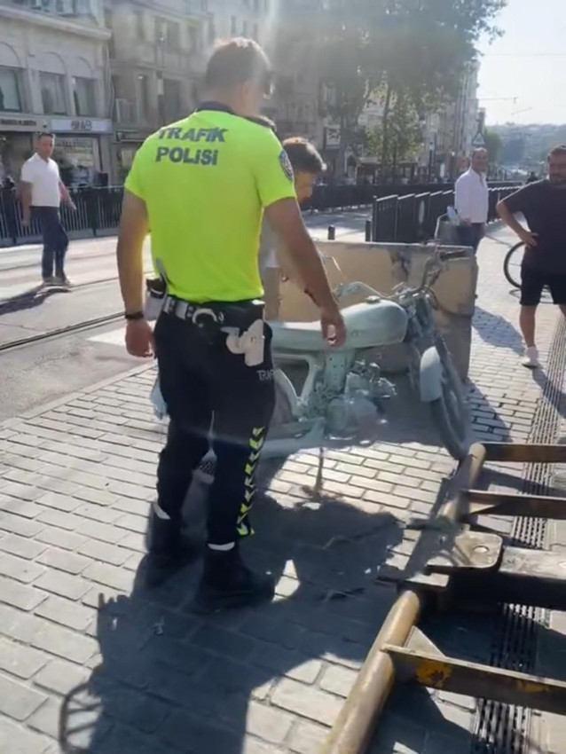 Polis ceza kesince çılgına döndü; yol ortasında motosikletini yaktı - Resim: 4