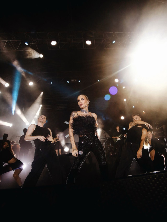 Geçirdiği kaza sonrası ''kafam kemiğe kadar açıldı'' demişti... İrem Derici tam 10 dikişle sahnede - Resim: 1