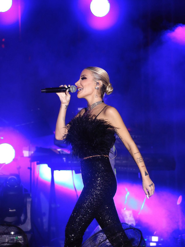 Geçirdiği kaza sonrası ''kafam kemiğe kadar açıldı'' demişti... İrem Derici tam 10 dikişle sahnede - Resim: 3