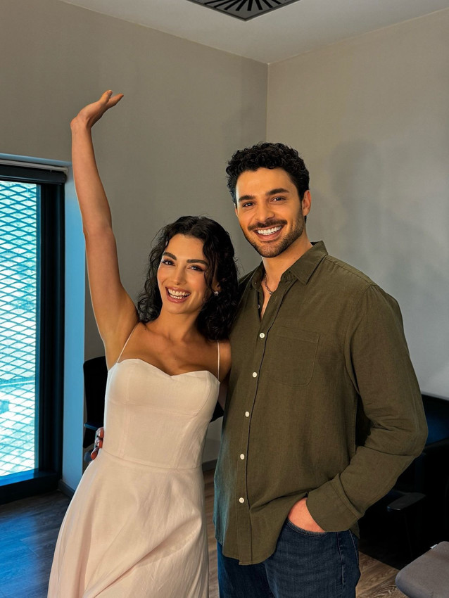 Ekranların sevilen dizisinin iki yıldız ismi Özge Yağız ile Halit Özgür Sarı aşk mı yaşıyor ? - Resim: 4