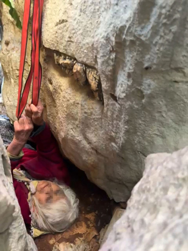 Antalya'da mucize kurtuluş! 80 yaşındaki Ayşe teyze 5 etrelik yarıktan sağ çıkarıldı - Resim: 2