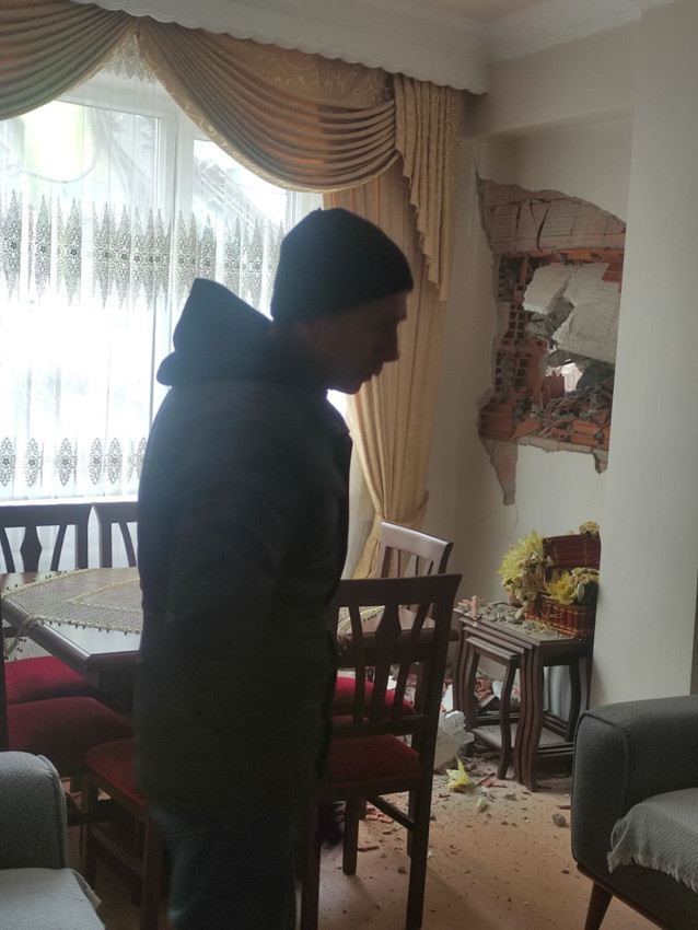 İstanbul'daki kentsel dönüşüm yıkımında facianın eşiğinden dönüldü: Kepçe komşunun salonuna daldı! - Resim: 2