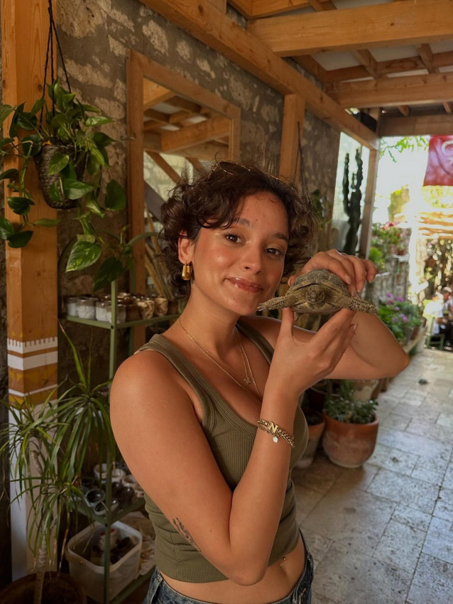 Ünlü oyuncu Serra Pirinç de yaz sezonuun açtı; bikinili tatil pozu sosyal medyayı salladı - Resim: 4