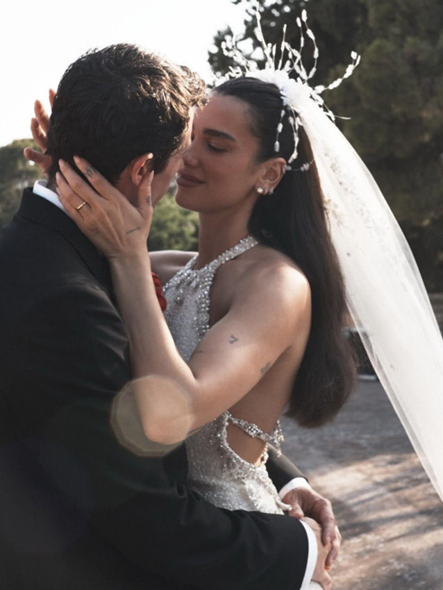 Dua Lipa'nın balayı tatilindeki küvet pozu olay yarattı - Resim: 2