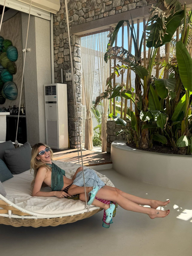 Sinem Kobal'dan bikinili tatil pozları: İki çocuk annesi oyuncunun fiziği gündem oldu - Resim: 4