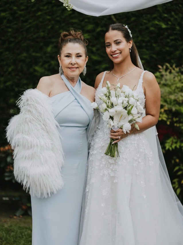 Nilüfer ve Reha Muhtar'ın gözlerden uzak büyüyen kızları Ayşe Nazlı evlendi - Resim: 4