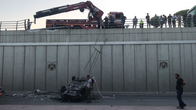 Kamyonun çarptığı otomobil alt geçide uçtu - Resim: 2