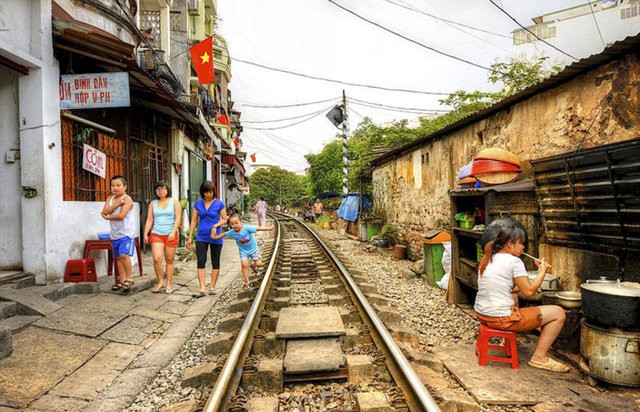 Tren sokak aralarından geçiyor - Resim: 4