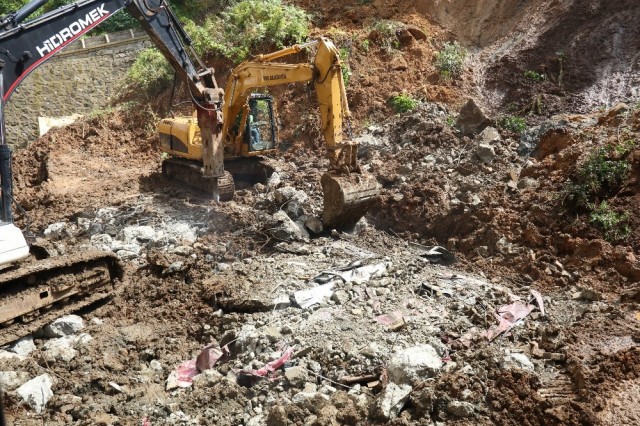 Tonlarca toprak altında kalan araçlar dümdüz oldu - Resim: 4