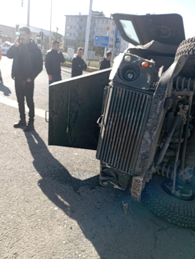 Zırhlı araç ile çarpışan otomobil hurdaya döndü: Yaralılar var - Resim: 4