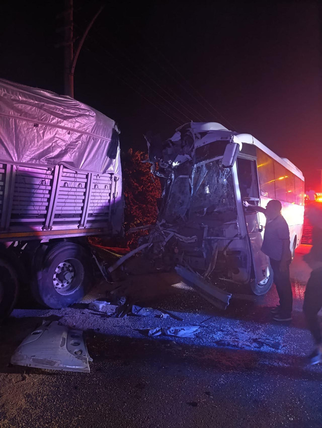 İşçi servisinin TIR'a çarptığı kazada can pazarı! Çok sayıda yaralı var - Resim: 3